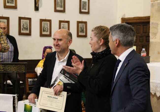 Juan Ignacio Ferrándiz recibe el premio de manos de la consejera de Cultura, Eva Guillermina Fernández y del alcalde de Campoo de Enmedio, Pedro Manuel Martínez.